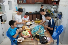 Mỗi người  một tay góp chút sức làm quà Phục Sinh