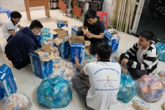 Cùng với quà của các ân nhân gửi đến