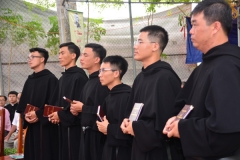 Các tân khấn sinh nhận Tu luật và Thánh giá